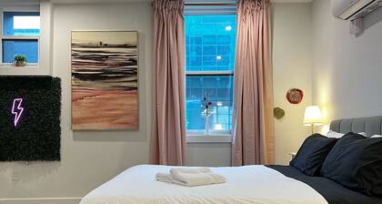 Pink Sunrise Studio with King Bed, Downtown, AC