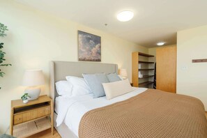 Iron/ironing board, travel cot, WiFi, bed sheets - Centrally Located Loft Living w/ Parking and A/C (San Diego)