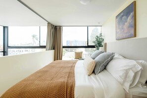 Iron/ironing board, travel cot, WiFi, bed sheets - Centrally Located Loft Living w/ Parking and A/C (San Diego)