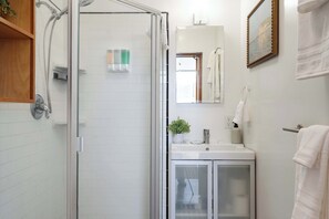 Shower, hair dryer, towels, shampoo - Centrally Located Loft Living w/ Parking and A/C (San Diego)