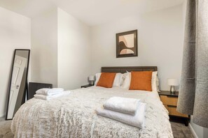 Iron/ironing board, WiFi, bed sheets - 2 Bedroom Penthouse Apartment in Central Lincoln (Lincoln)