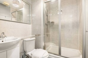 Doccia, asciugacapelli, asciugamani, shampoo
