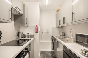 Fridge, microwave, oven, stovetop - 2 Bedroom Penthouse Apartment in Central Lincoln (Lincoln)