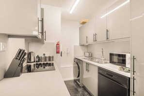Fridge, microwave, oven, stovetop - 2 Bedroom Penthouse Apartment in Central Lincoln (Lincoln)