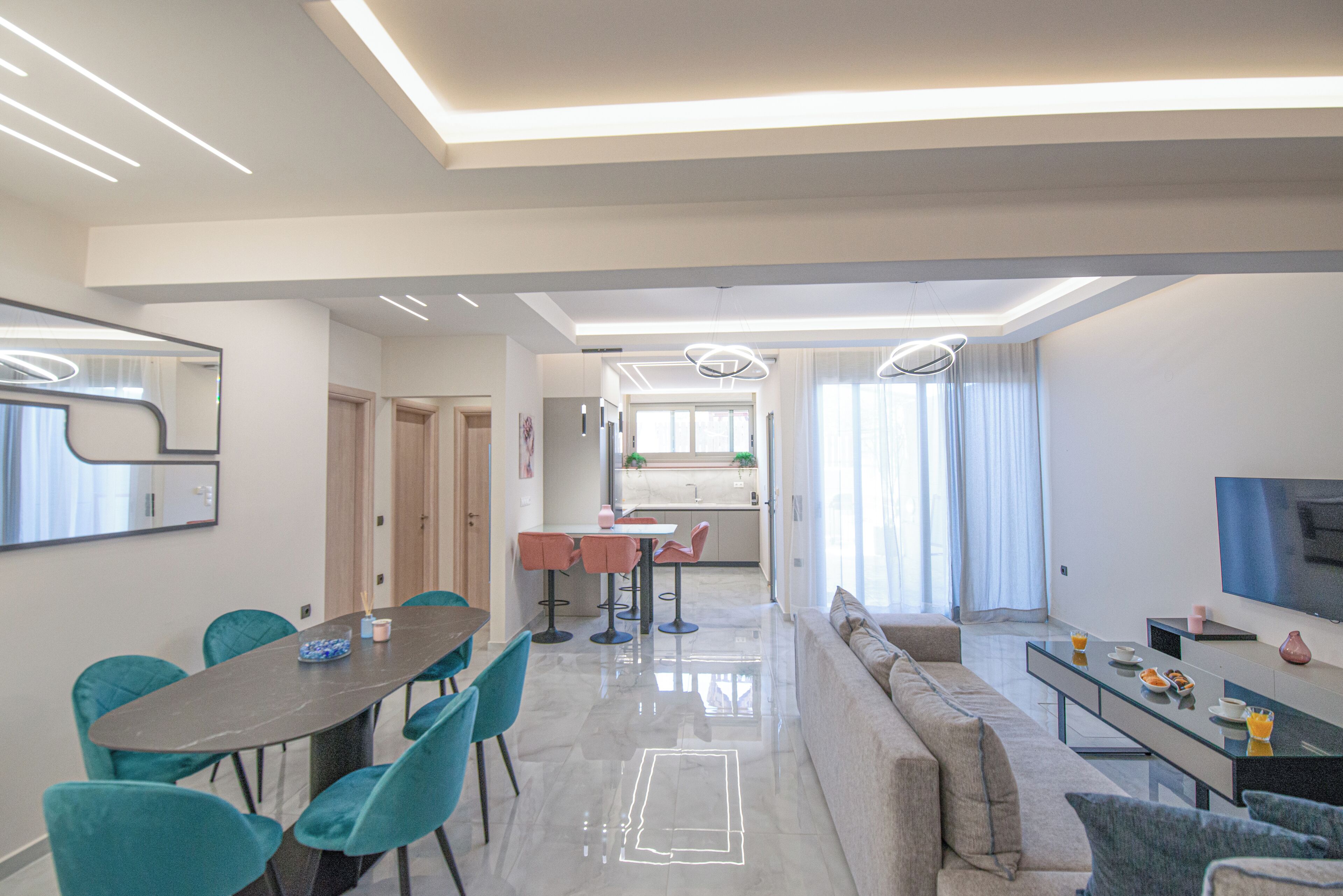 Appartement, vue cour intérieure | Coin séjour | TV connectée de 55 pouces avec chaînes par câble