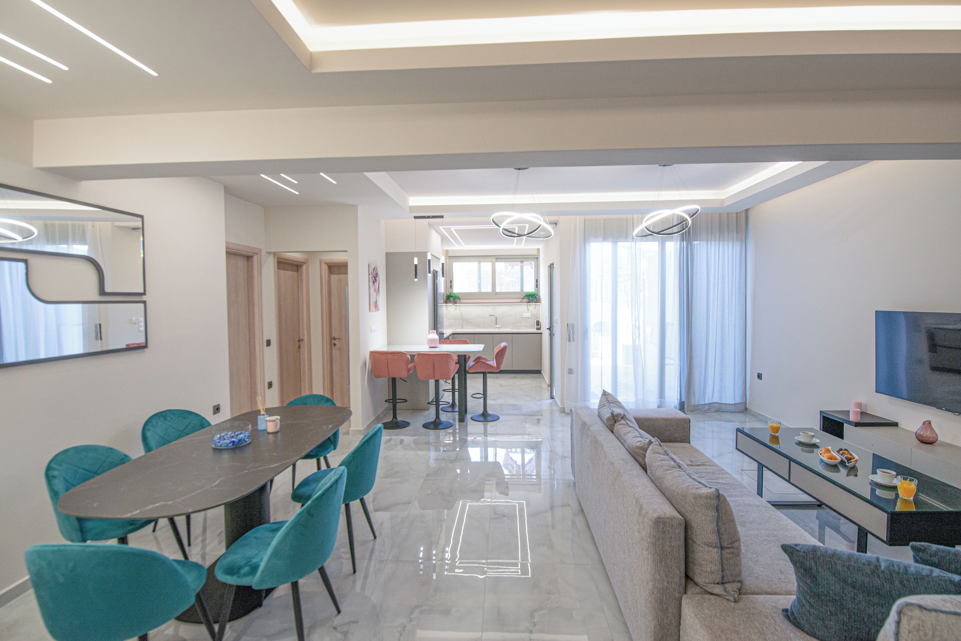 Apartamento, vista para o pátio | Área de estar | Smart TV 55 polegadas com canais a cabo