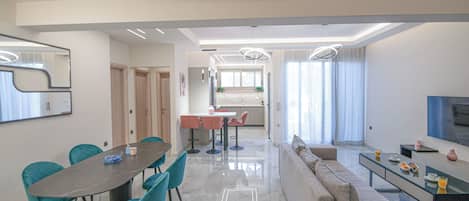 Departamento, vista al patio | Área de sala de estar | Smart TV de 55 pulgadas con canales por cable