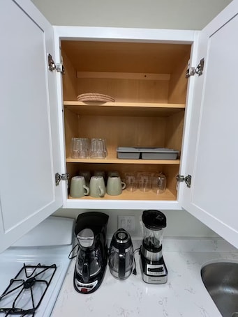 Fridge, microwave, oven, stovetop. 1 FREE parking spot Coolidge Corner 1 bed Vrbo