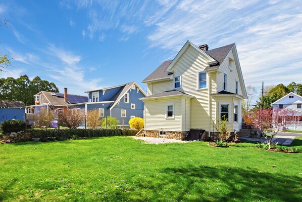 A residential neighborhood with houses, a well-maintained lawn, and a clear sky. - New London Retreat Sleeps 10 - Walk to Waterfront & Downtown, near Casinos (New London)