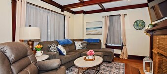 New London Retreat Sleeps 10 - Walk to Waterfront & Downtown, near Casinos