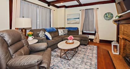 New London Retreat Sleeps 10 - Walk to Waterfront & Downtown, near Casinos