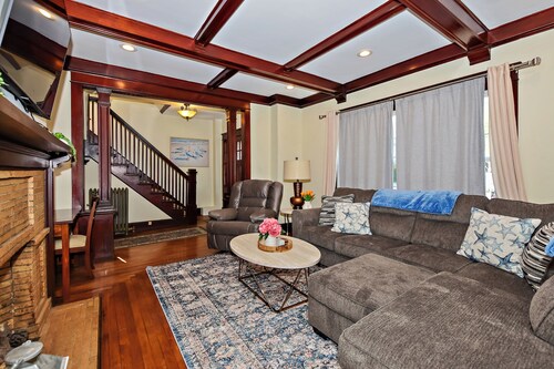 New London Retreat Sleeps 10 - Walk to Waterfront & Downtown, near Casinos