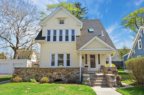 New London Retreat Sleeps 10 - Walk to Waterfront & Downtown, near Casinos