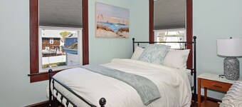 New London Retreat Sleeps 10 - Walk to Waterfront & Downtown, near Casinos