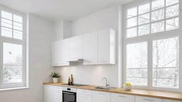 Kühlschrank, Mikrowelle, Wasserkocher mit Kaffee-/Teezubehör, Toaster