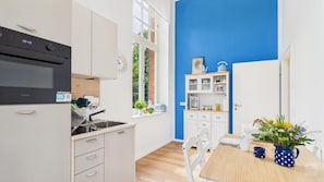Wasserkocher mit Kaffee-/Teezubehör, Kühlschrank, Mikrowelle, Toaster