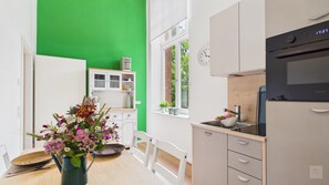 Kühlschrank, Mikrowelle, Wasserkocher mit Kaffee-/Teezubehör, Toaster