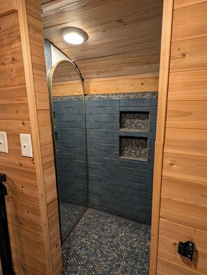 Douche, serviettes fournies, papier de toilette