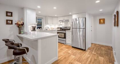 Prestigious 2 Bedrooms 2 Baths in West Point Grey