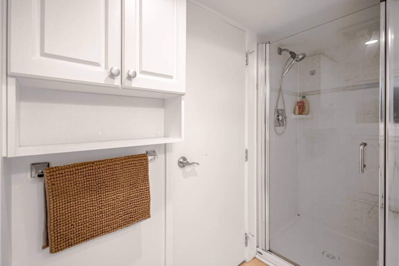 Douche, sèche-cheveux, serviettes fournies, savon