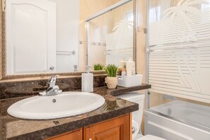 Hair dryer, towels, shampoo, toilet paper - Central Spacious 3 Br Upstairs (Vancouver)