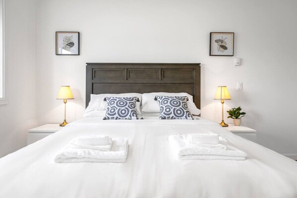 3 bedrooms, desk, iron/ironing board, free WiFi - Central Spacious 3 Br Upstairs (Vancouver)