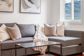 TV, fireplace - Central Spacious 3 Br Upstairs (Vancouver)