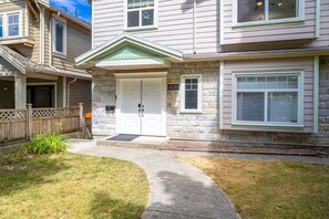 Exterior detail - Central Spacious 3 Br Upstairs (Vancouver)