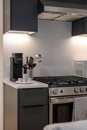 Refrigerador, microondas, horno, placa de cocina
