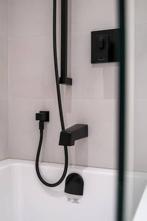 Hair dryer, towels, soap, shampoo - Brand New Cozy Suite near Collingwood School (West Vancouver)