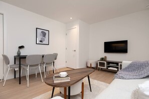 TV - Brand New Cozy Suite near Collingwood School (West Vancouver)