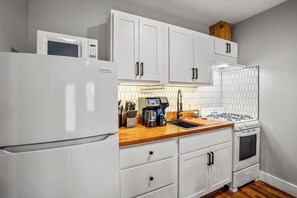 Fridge, microwave, oven, stovetop - Houston hideaway minutes from Downtown, near top attractions with parking and easy self check-in (Houston)