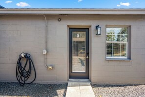 Exterior detail - Houston hideaway minutes from Downtown, near top attractions with parking and easy self check-in (Houston)