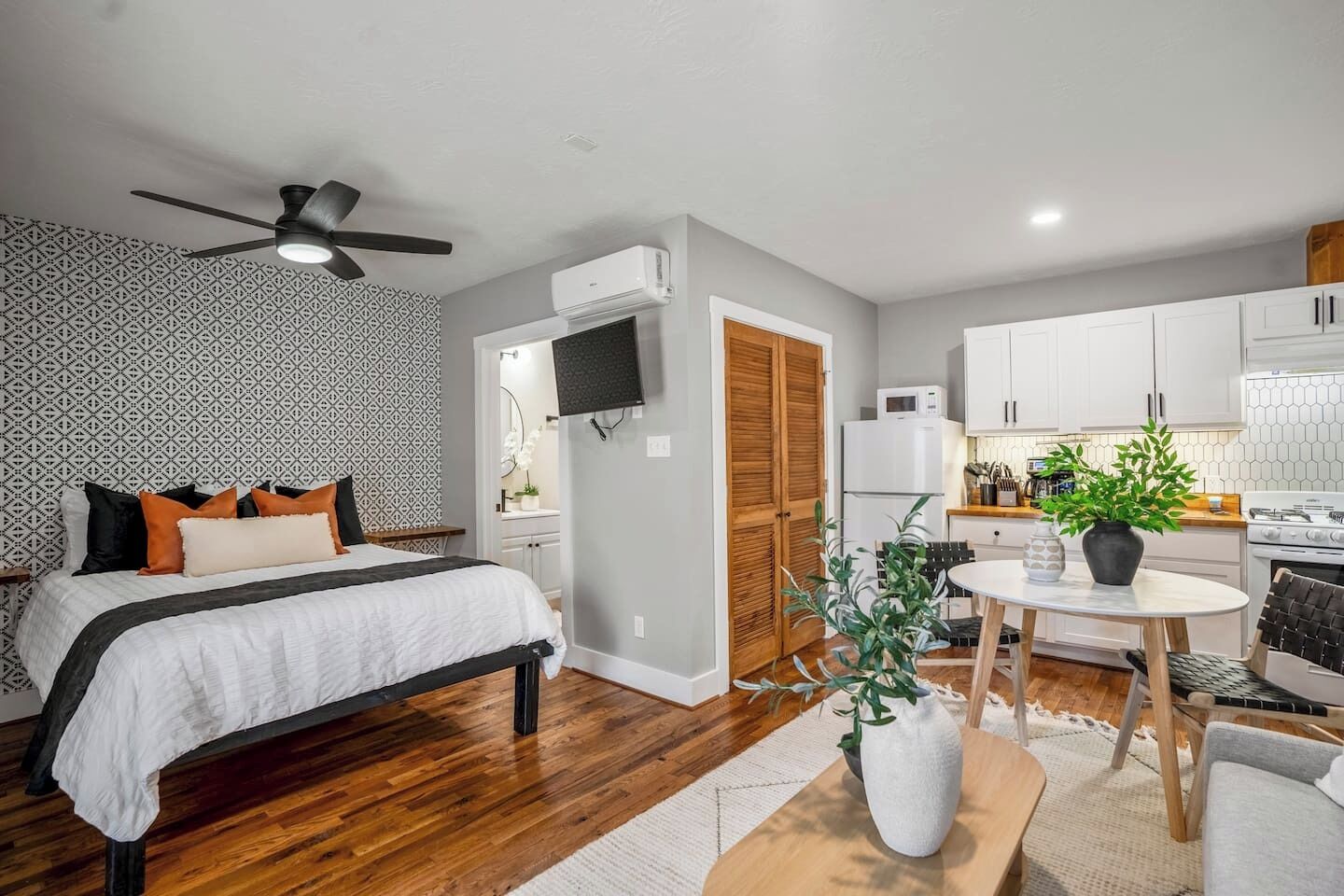 Iron/ironing board, WiFi, bed sheets