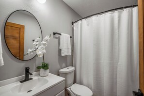 Hair dryer, towels - Houston hideaway minutes from Downtown, near top attractions with parking and easy self check-in (Houston)