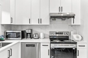 Fridge, microwave, oven, stovetop - Modern Private 3BR House Vancouver (Vancouver)