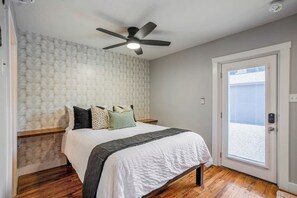 Iron/ironing board, WiFi, bed sheets - Urban Retreat Near Downtown Houston with Gated Access (Houston)