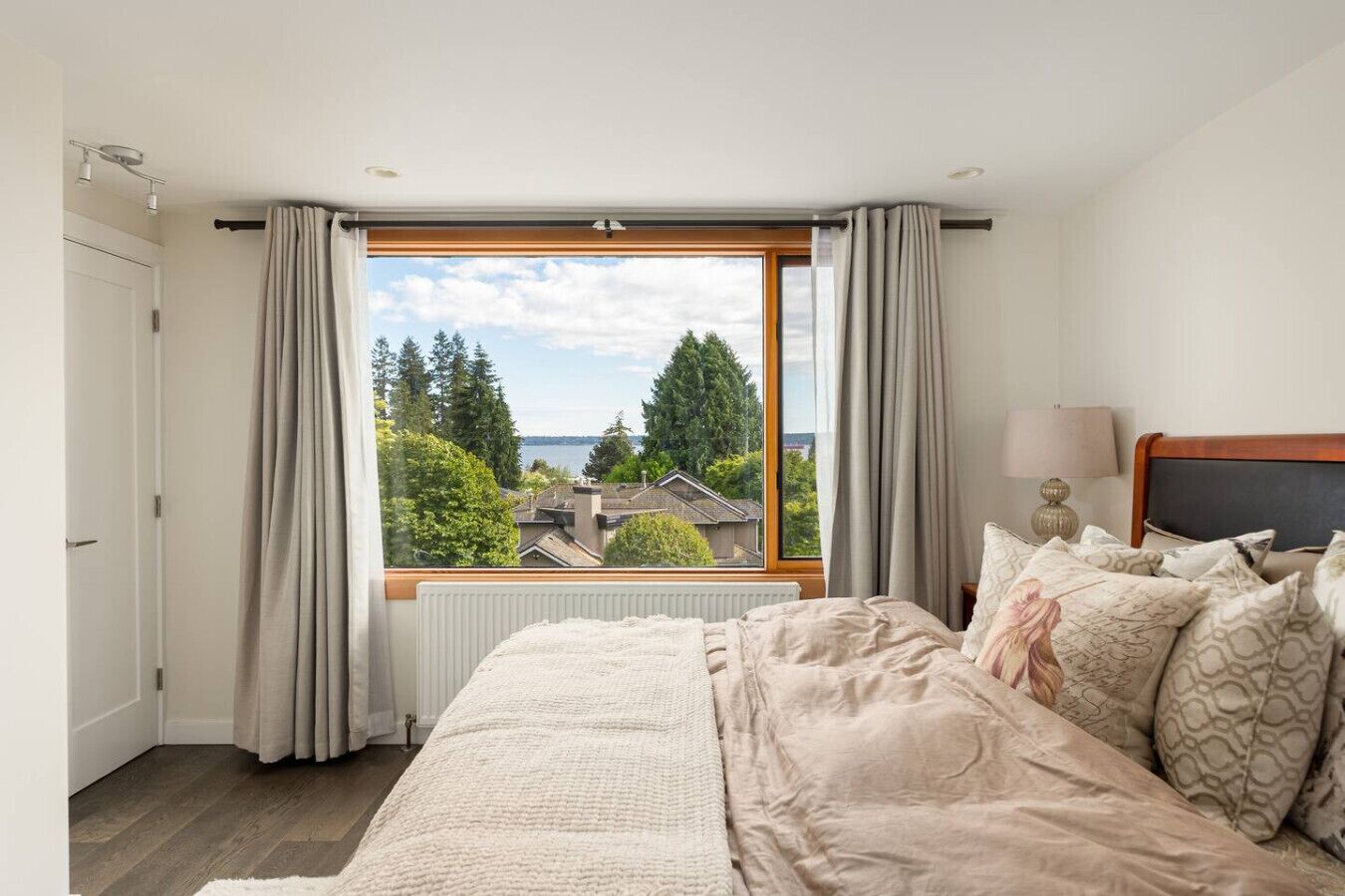 5 slaapkamers, een bureau, een strijkplank/strijkijzer, wifi