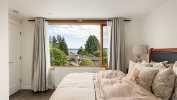 5 slaapkamers, een bureau, een strijkplank/strijkijzer, wifi