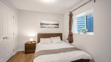 Tabla de planchar con plancha, wifi y ropa de cama