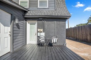 Terrace/patio - Spacious 2BR Home with King Beds Near Downtown, WiFi, Parking & Easy Self Check-In (Houston)