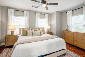 Iron/ironing board, WiFi, bed sheets - Spacious 2BR Home with King Beds Near Downtown, WiFi, Parking & Easy Self Check-In (Houston)