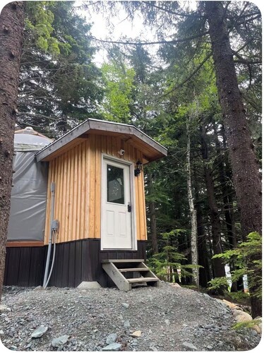 Cozy yurt in the forest-Pet-Friendly. Private In-Town Convenience