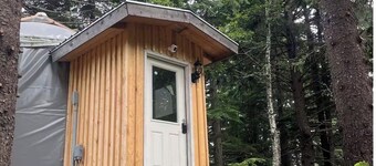 Cozy yurt in the forest-Pet-Friendly. Private In-Town Convenience