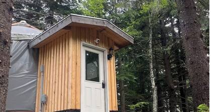 Cozy yurt in the forest-Pet-Friendly. Private In-Town Convenience