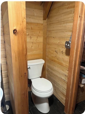 Towels, soap, toilet paper - Cozy yurt in the forest-Pet-Friendly. Private In-Town Convenience (Haines)