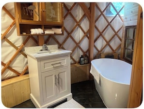 Towels, soap, toilet paper - Cozy yurt in the forest-Pet-Friendly. Private In-Town Convenience (Haines)