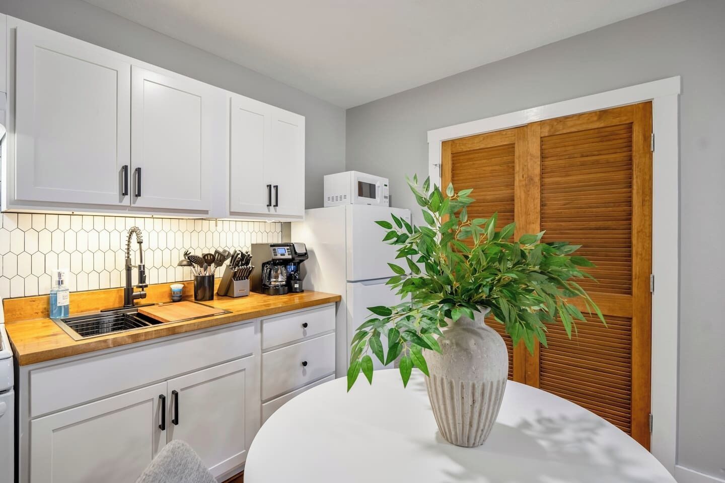 Coffee/tea maker, fridge, microwave, oven