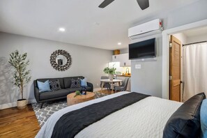 Iron/ironing board, WiFi, bed sheets - Private gated studio with parking, fast WiFi, and easy self check-in minutes from Downtown Houston and attractions (Houston)