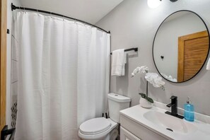 Towels - Private gated studio with parking, fast WiFi, and easy self check-in minutes from Downtown Houston and attractions (Houston)